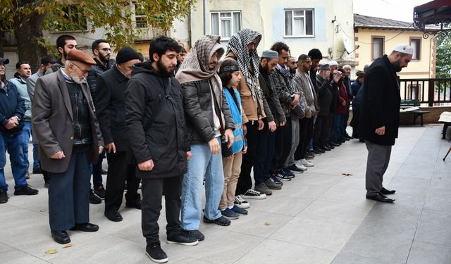 İsrail'in saldırısında ölen Filistinliler için gıyabi cenaze namazı kılındı