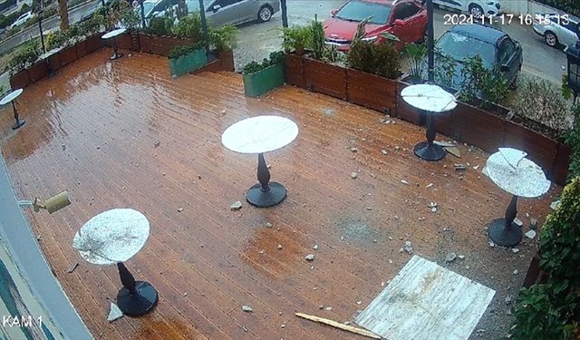 Yıldırım düşen binadan kopan beton parçaları kafe ve 2 araca hasar verdi