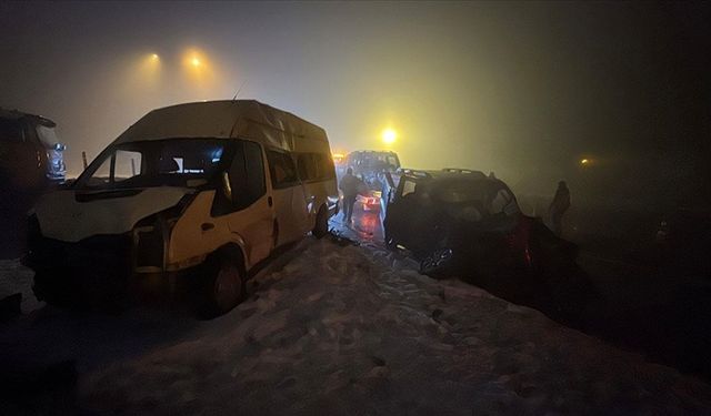 Zincirleme trafik kazasında 6 kişi yaralandı