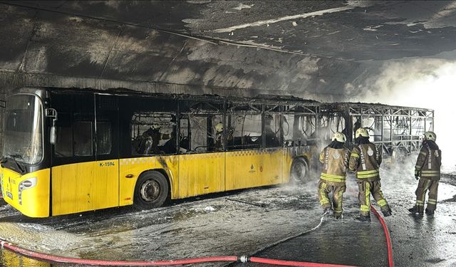 Seyir halindeki halk otobüsü yandı