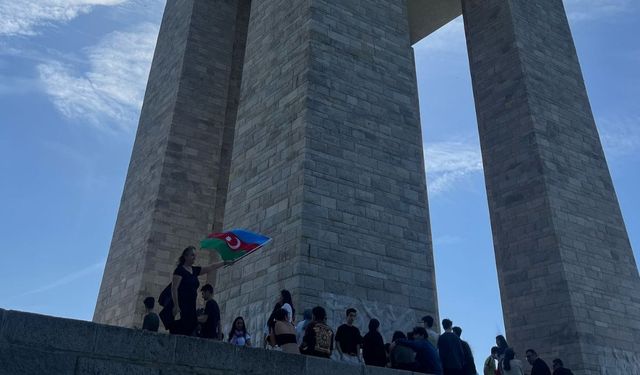Tarihi Gelibolu Yarımadası'nda bulunan Azerbaycan Anıtı'nda şehitler için anma etkinliği düzenlendi