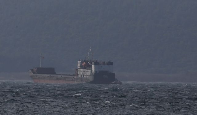 Çanakkale Boğazı'ndan geçerken arızalanan gemiye müdahale edildi