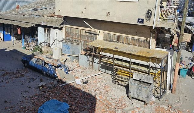 Kuvvetli rüzgarda yıkılan duvar, otomobilde hasara neden oldu