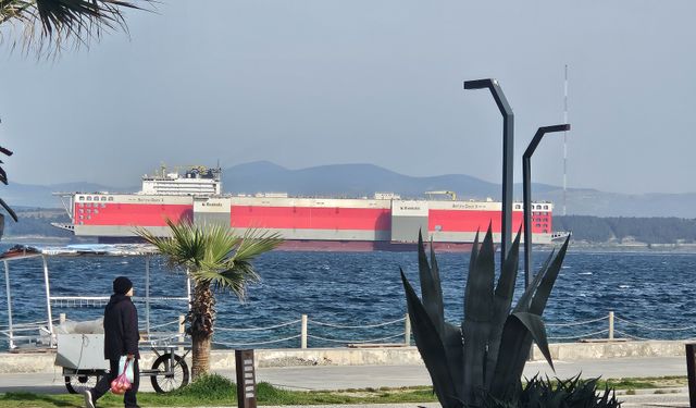 Ağır yük taşıma gemisi "BOKA VANGUARD" Çanakkale Boğazı'ndan geçti