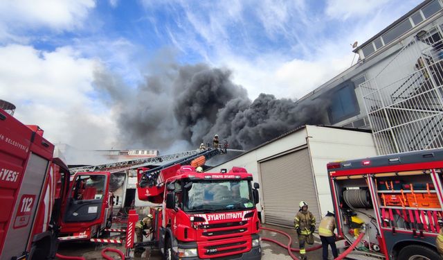 Sancaktepe'de iş yerinde çıkan yangına itfaiye müdahale ediyor