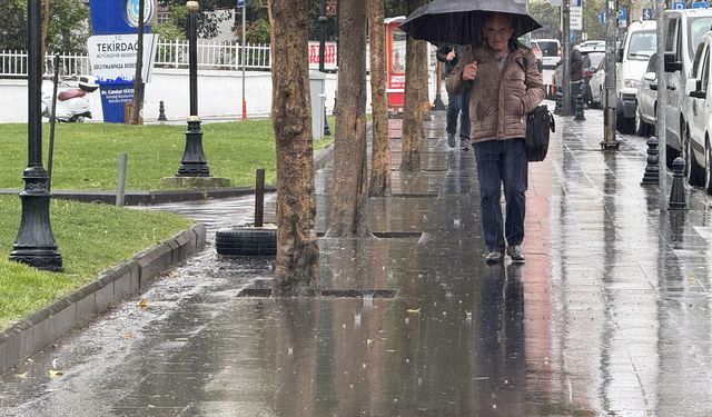 Tekirdağ'da etkili olan sağanak hayatı olumsuz etkiledi
