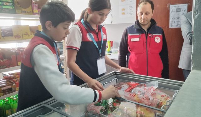 Genç gıda denetçileri kantinlerde