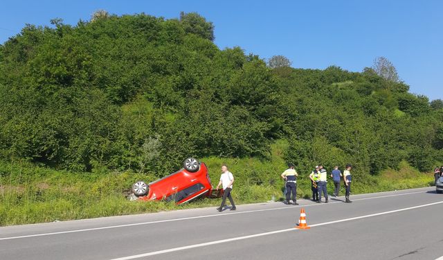 Devrilen otomobildeki biri bebek 4 kişi yaralandı