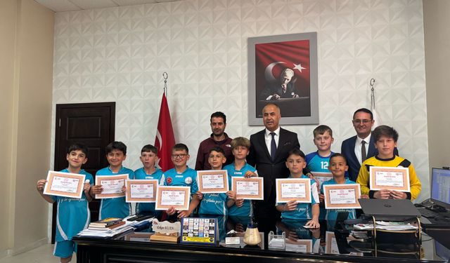 Biga’da şampiyon minikler ödüllendirildi