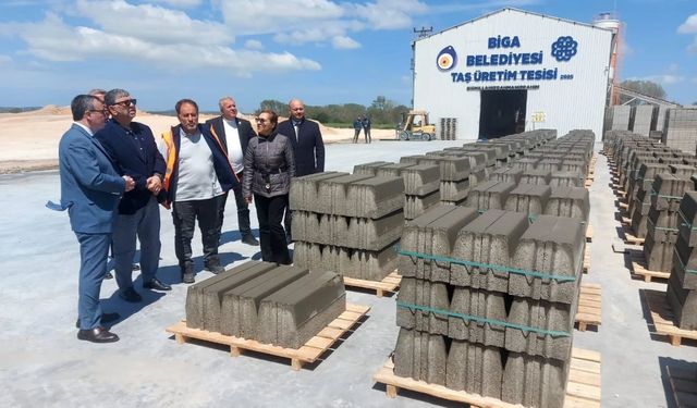 Çanakkale Biga kendi taşıyla kendi yolunu döşüyor