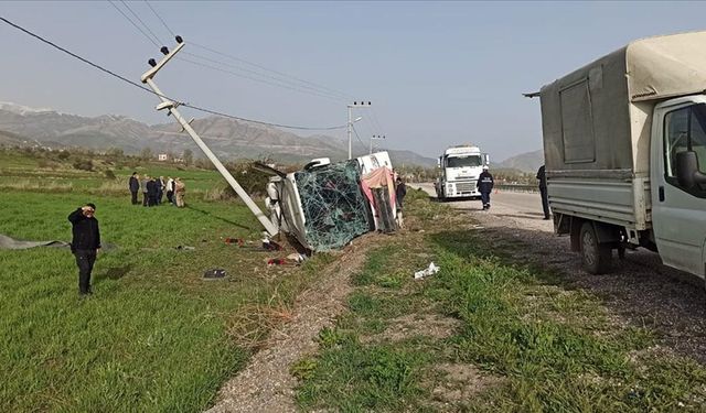 Yolcu otobüsünün devrildiği çok sayıda yaralı var