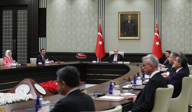 Bahçeli, Kabine Toplantısı'na "ay-yıldız" motifli 102 gül gönderdi