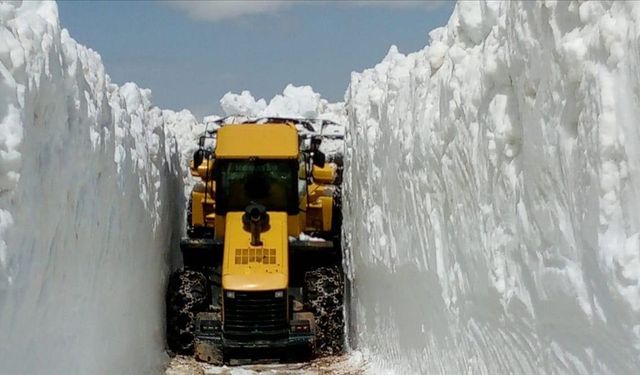 Kar kalınlığı 4 metreyi geçen yayla yolunda çalışma
