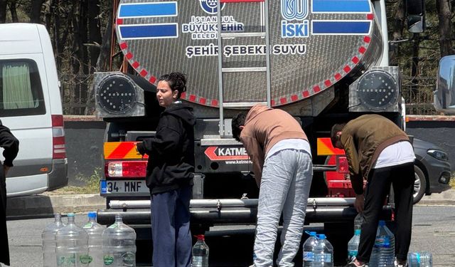 Boru patladı belediye tankerle su taşıd