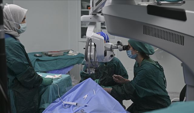 Göz hekimleri canlı yayında 70 göz ameliyatı yapacak