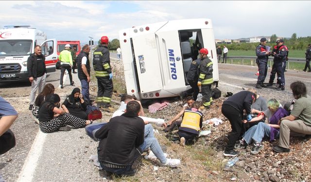 Yolcu otobüsü devrildi, yaralılar var