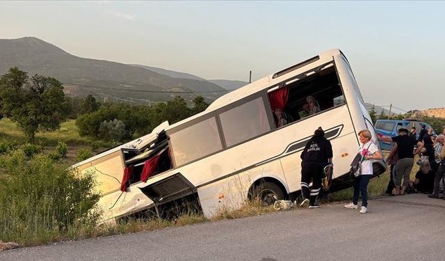 Yolcu otobüsü ile tur otobüsü çarpıştı