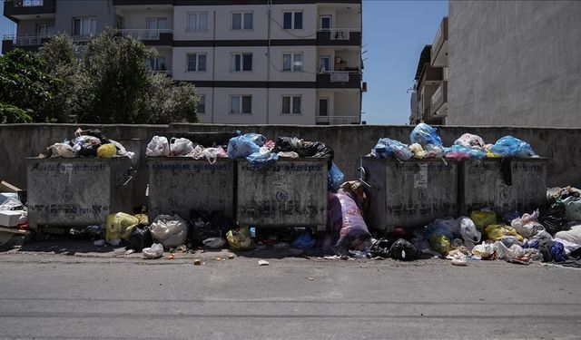 Maaşları eksik yatan belediye işçileri iş bıraktı, sokaklarda çöp yığınları oluştu