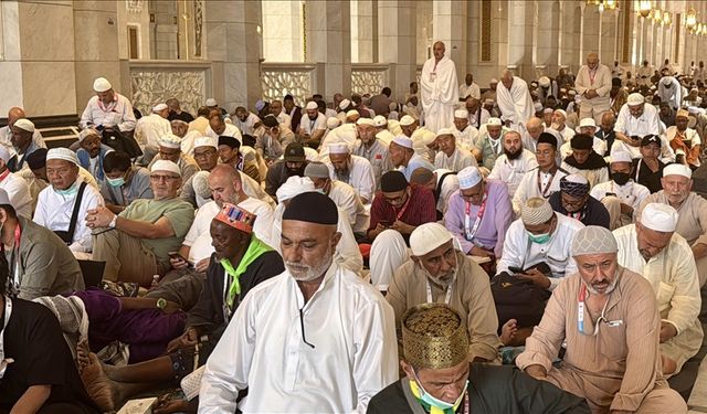 Hacı adayları bayram öncesi son cuma namazını Kabe'de kıldı