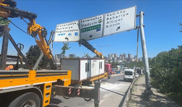 Konteyner yüklü vincin bomu yönlendirme levhasına çarptı
