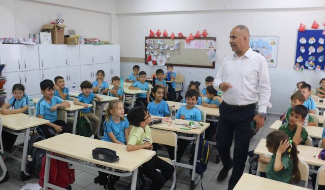 Erkan Bilen okulları gezdi, öğrencilerle sohbet etti