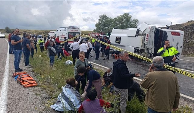 Acı Üstüne Acı: Cenazeden Dönenleri Taşıyan Midibüs Devrildi!