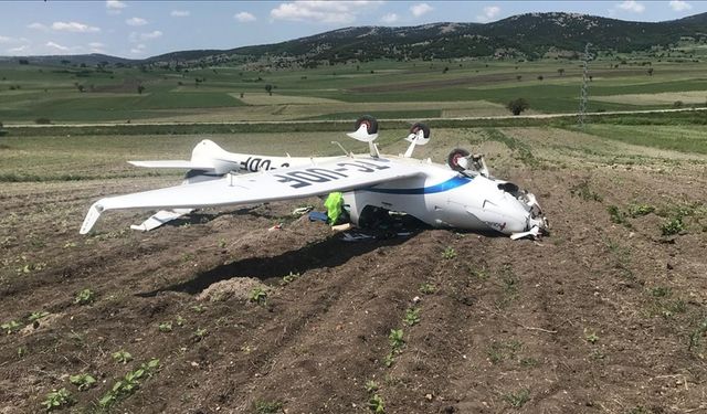 Tarlaya zorunlu iniş yapan uçak ters döndü