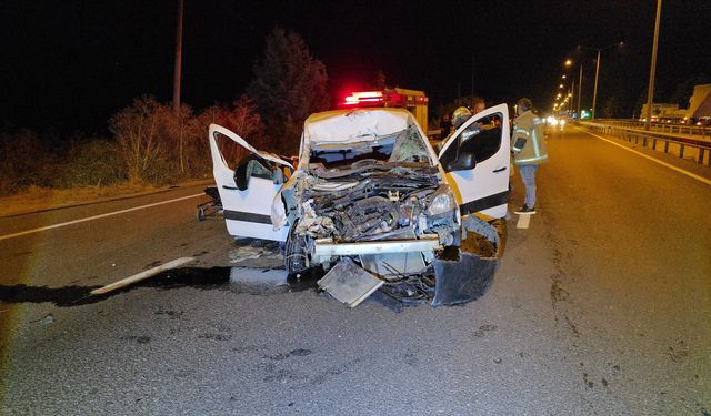 Tıra çarpan hafif ticari araçtaki 2 kişi ağır yaralandı