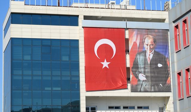 Kamu binalarına 'Terörsüz Türkiye'ye destek için Türk bayrağı asıldı