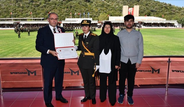 15 Temmuz şehidi Ömer Halisdemir'in kızı teğmen oldu