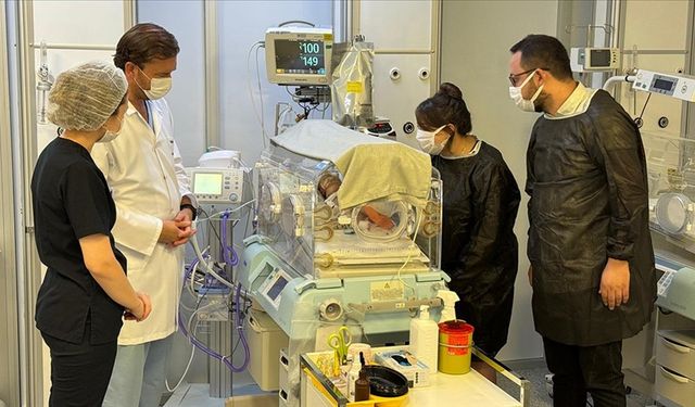 İç organları dışarıda doğan bebek, yaşama tutundu