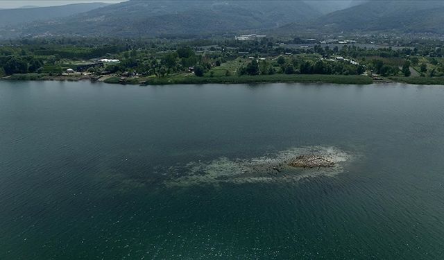 Su miktarı "kritik" seviyenin altına düşen göldeki kalıntılar ortaya çıktı