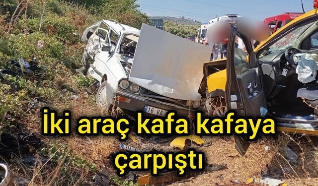 İki araç kafa kafaya çarpıştı