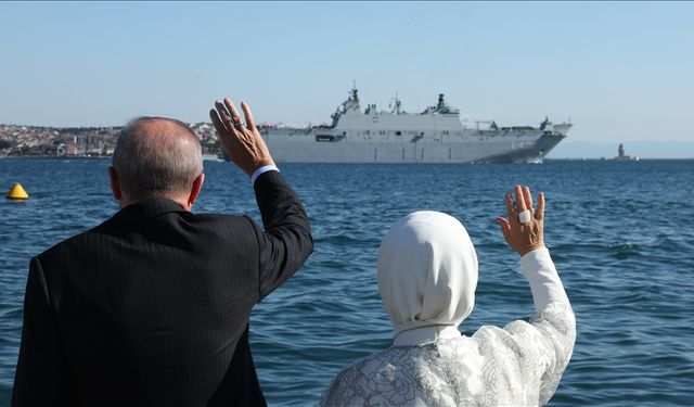 Cumhurbaşkanı Erdoğan, İstanbul Boğazı'ndan geçen gemileri selamladı