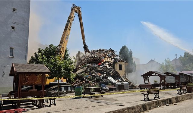 Ağır hasarlı binaların yıkımı sürüyor