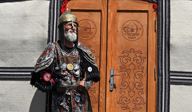 "71'lik delikanlı", Ahlat'ta gençlerin ilgi odağı oldu