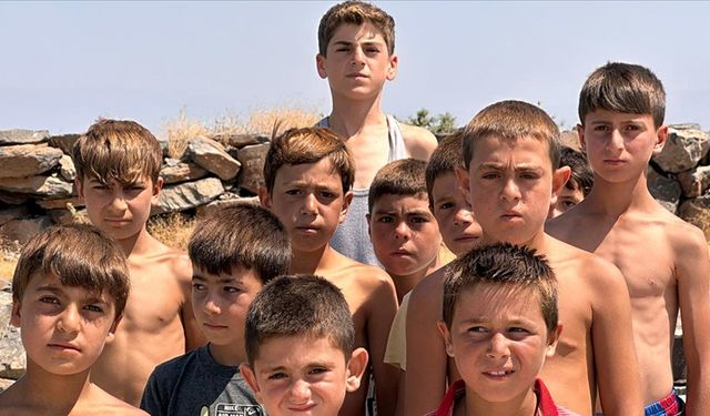 Van Gölü'nde uzun süre yüzen çocukların saçları sararıyor