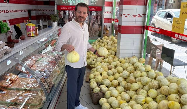 Her Ayın İlk Salısı Sürpriz: Korkmaz Et Müşterilerini Kavunla Sevindirdi
