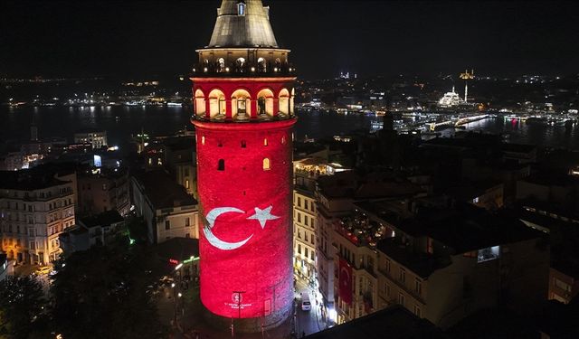 12 Dev Adam’ın Final Coşkusu Galata Kulesi’nde Yükseliyor