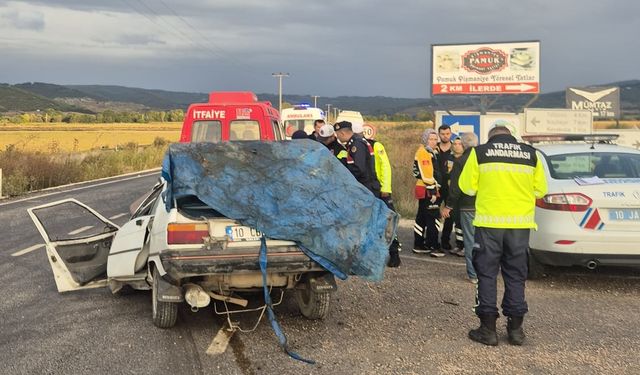 Komşu ilçede öğrenci servisiyle otomobilin çarpıştığı kazada 2 kişi öldü, 8 kişi yaralandı
