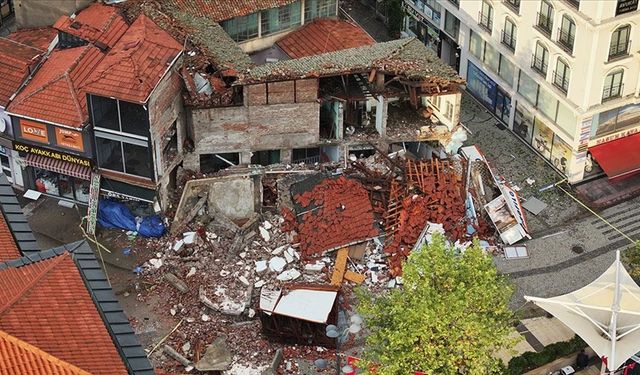 Depremde yıkılan binaların enkazı kaldırılıyor