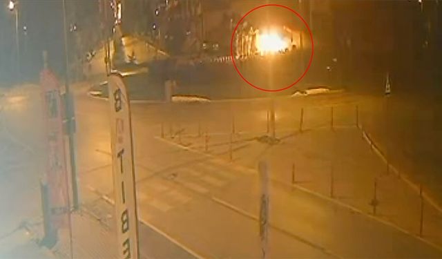 Otomobil anıta çarptı