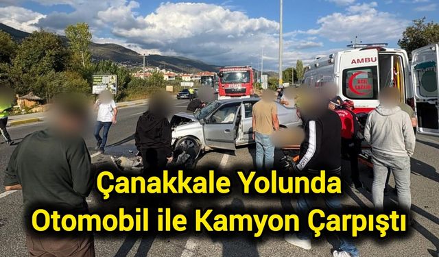 Çanakkale Yolunda Otomobil ile Kamyon Çarpıştı
