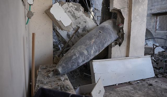 Filistinli aile evlerine düşen "patlamaya hazır" bombayla yaşıyor