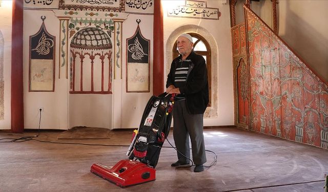 75 yaşındaki gönüllü, tarihi caminin temizliğini yapıyor