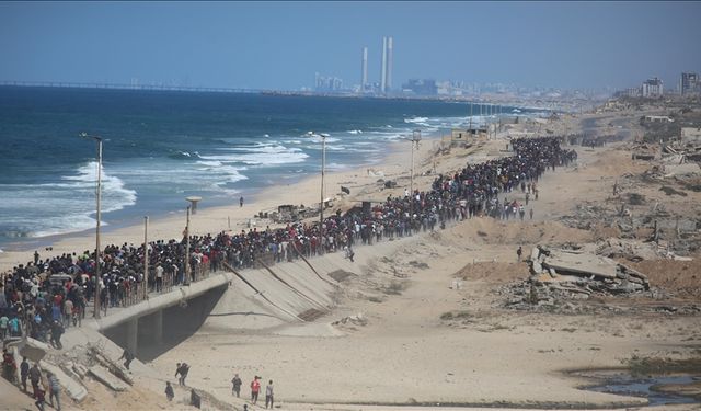 Binlerce Filistinli kuzeydeki evlerine dönmeye başladı
