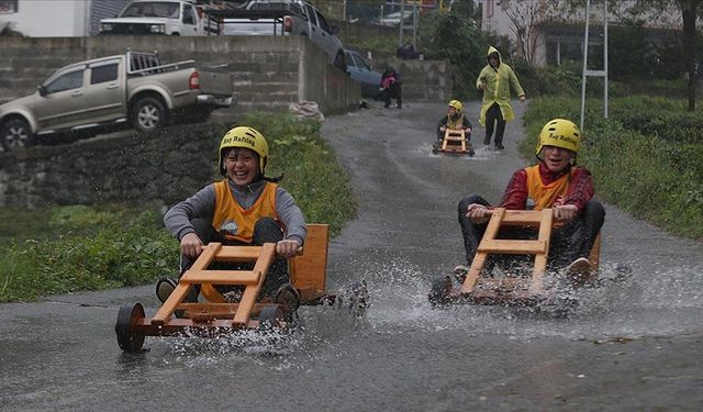 Tahta arabalar yağmura rağmen "Laz Ralli"de yarıştı