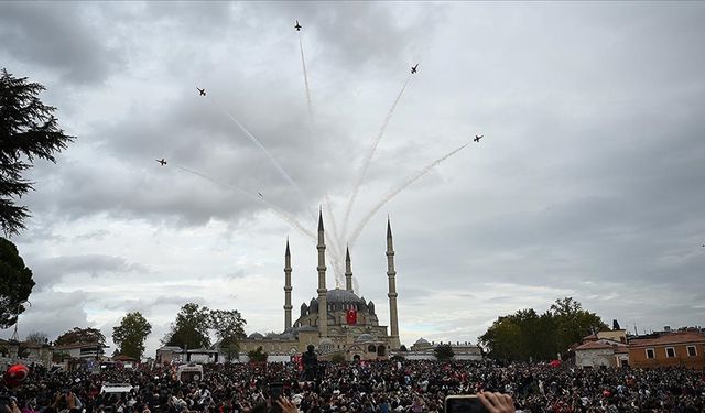 Türk Yıldızları, gösteri uçuşu yaptı