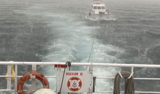Çanakkale Boğazı'nda sürüklenen tekne kurtarıldı