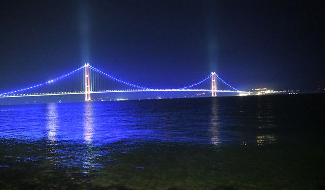 1915 Çanakkale Köprüsü maviye büründü